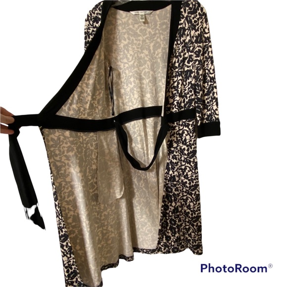 Diane von Furstenberg Black & Ivory Pure Silk Wrap Dress Size 4 - Picture 3 of 10